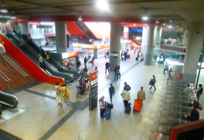 Looking down at the Cercanias concourse on level 0 from the passage way on level 1