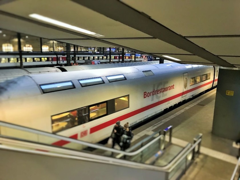 Exterior view of the restaurant car on an ICE 1 train