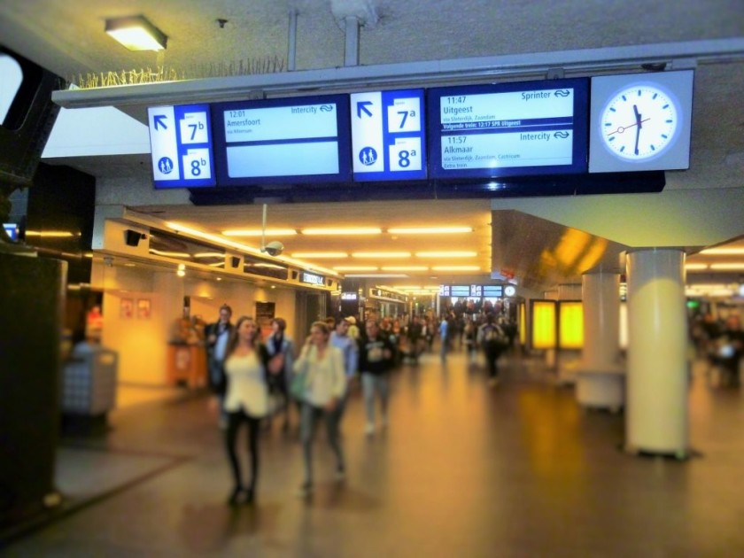 Departure indicators in a passage leading to the spoors