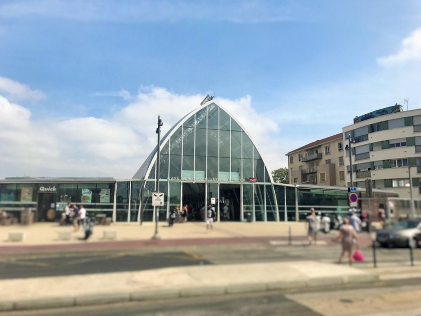 The exit by the taxi rank at the Rue Du Grand Saint Jean exit from the central atruim