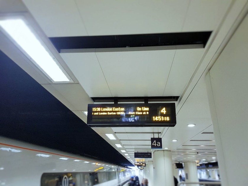 A departure indicator at the 'a' end of the station