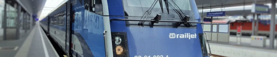 A front view of a Czech Railways (CZ) Railjet (RJ) train