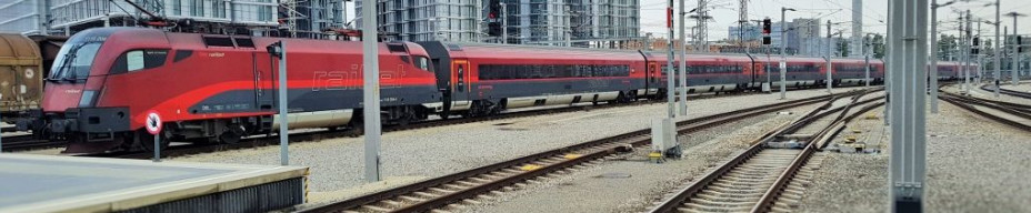 A Railjet train from the airport arrives in Wien Hbf