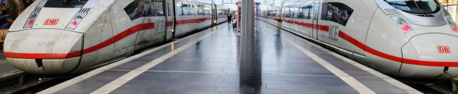 An ICE 4 rain and an ICE 3 neo train in Frankfurt (Main) Hbf