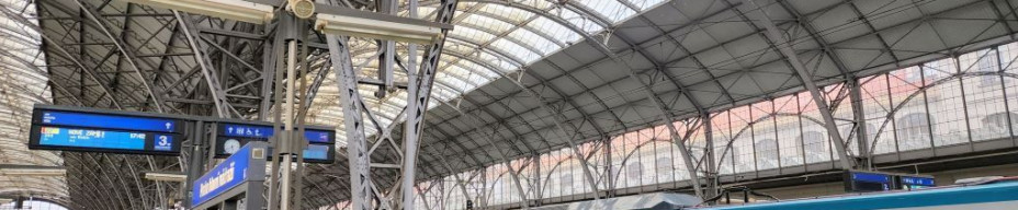 A Super City train has arrived at Praha hl,n