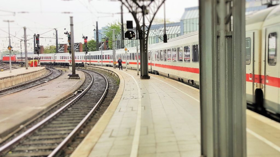A DB IC train departs from Koln Hbf