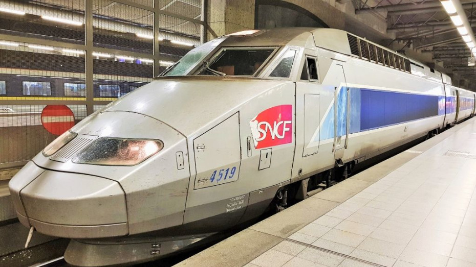 A TGB (TGV) service has arrived at Bruxelles Midi/Brussels Zuid station