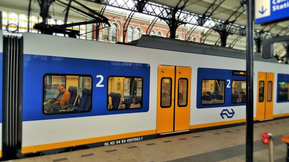 Exterior view of a new single deck NS Sprinter train