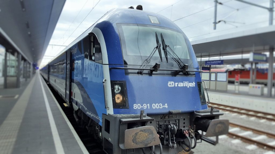 A front view of a Czech Railways (CZ) Railjet (RJ) train