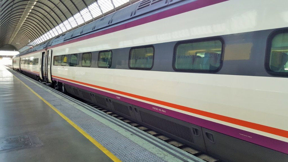 An Avant train has arrived in Sevilla