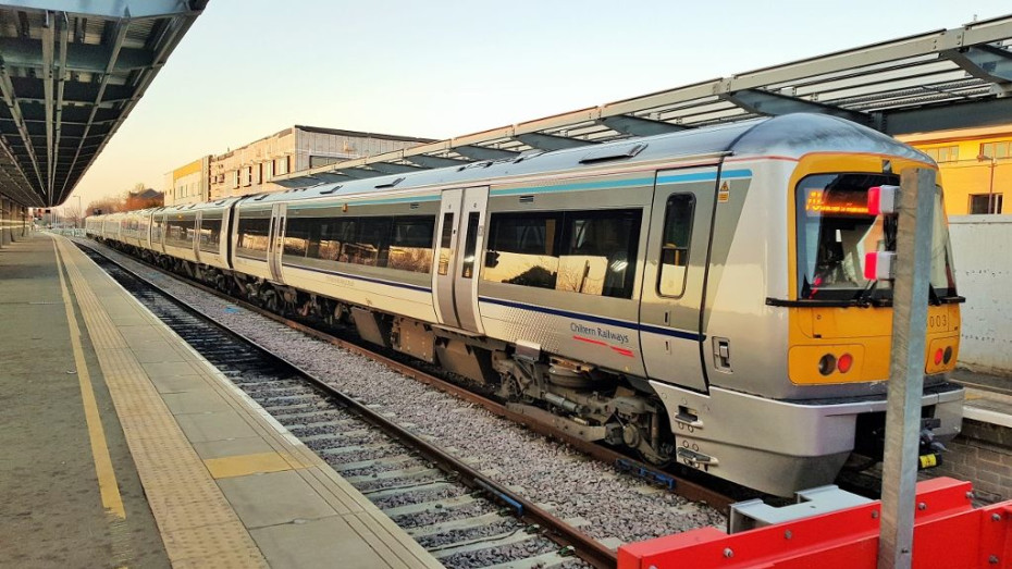 A Chiltern Railways Clubman train has arrived in Oxford