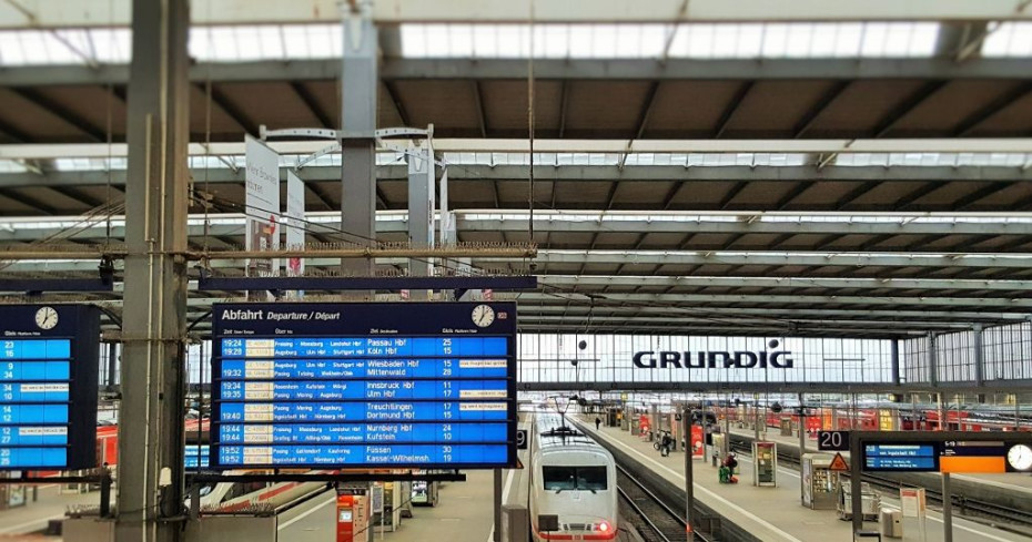 One of the main departure screens above an ICE 1 train at Munchen Hbf