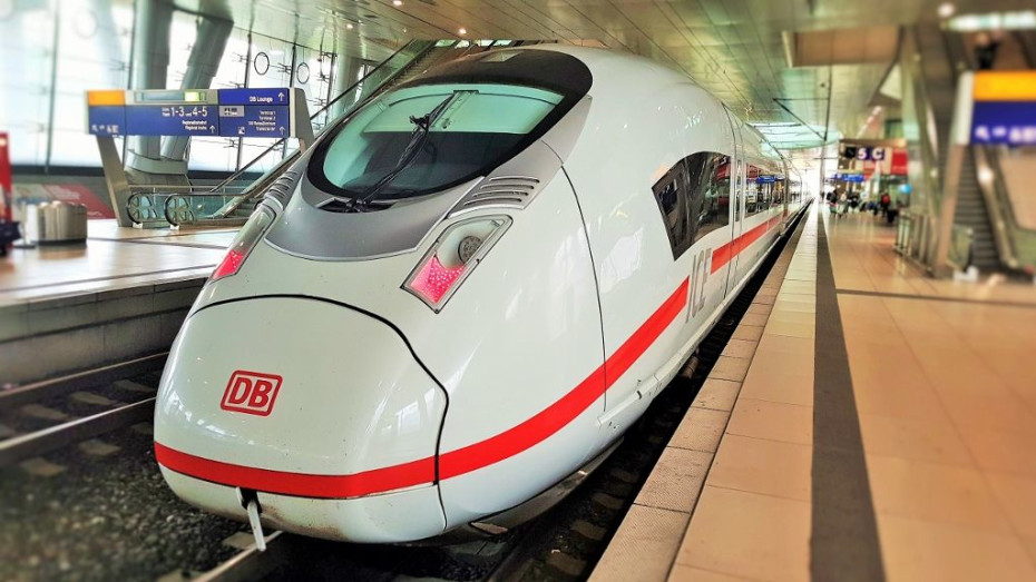 An ICE 3 Velero train in the station at Frankfurt Airport