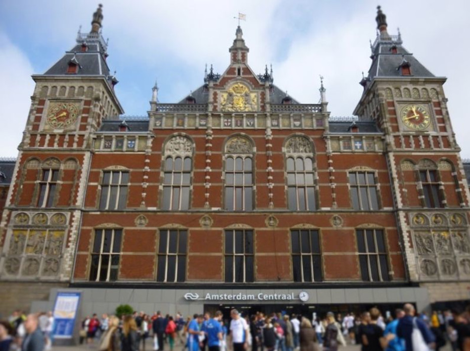 The front of Amsterdam Centraal  between the two tram stations