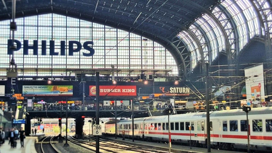 An IC train departs from Hamburg Hbf