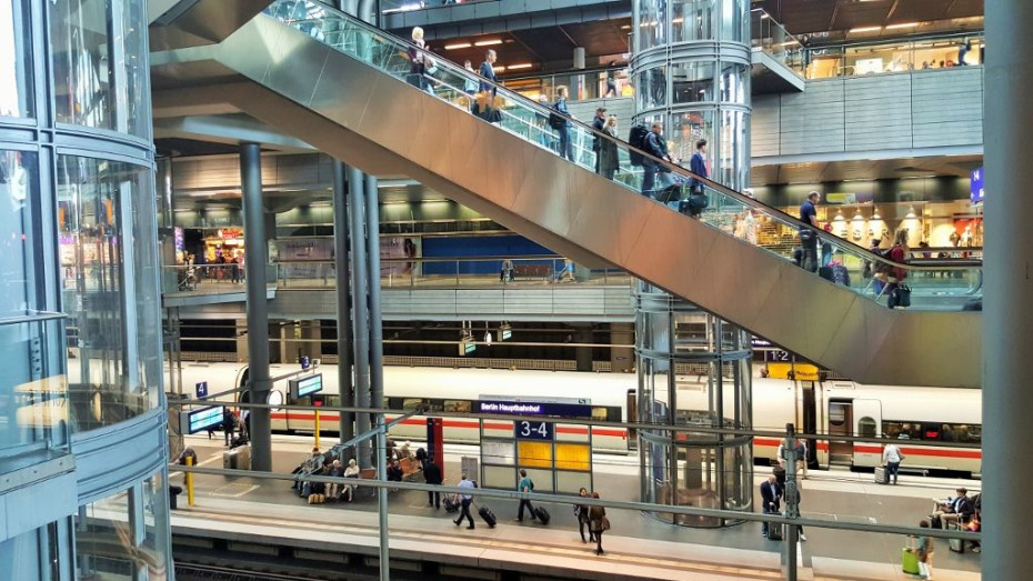 Some of the escalators that link the multiple levels in Berlin Hbf