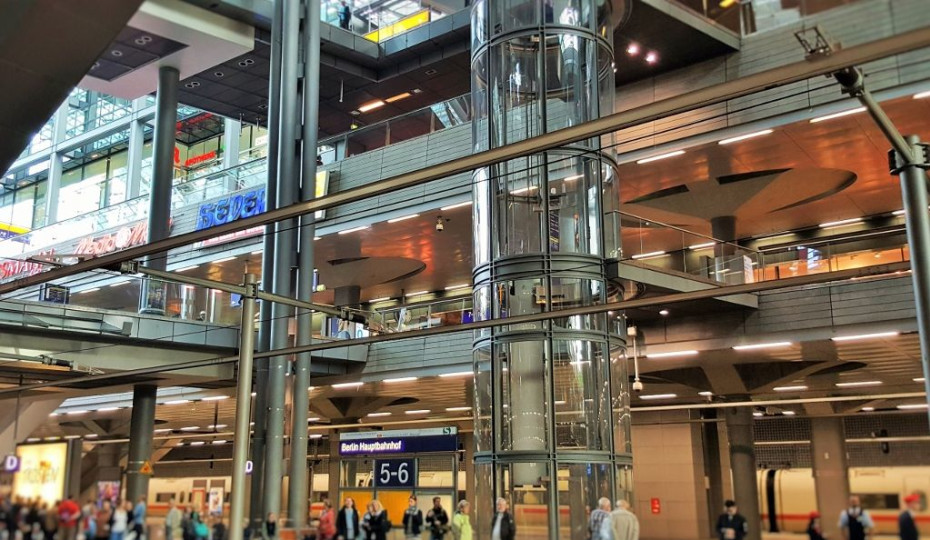 All platforms/tracks in Berlin's main station have lift access