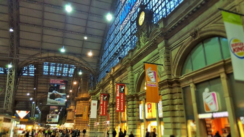 Using the main railway station in Frankfurt (Main) | ShowMeTheJourney
