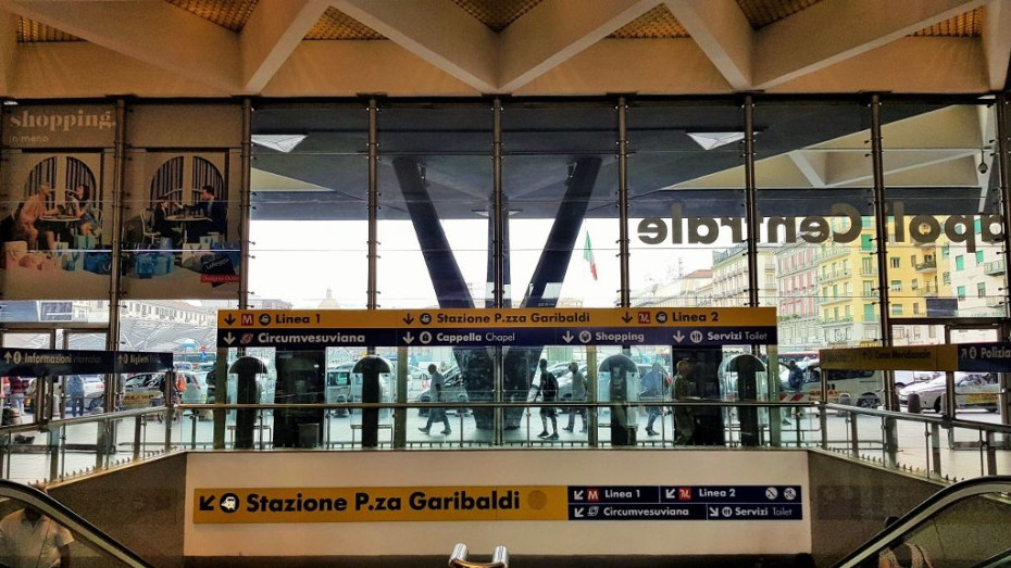 The access from the concourse at Napoli Centrale to the Metro and Circumvesuviana trains