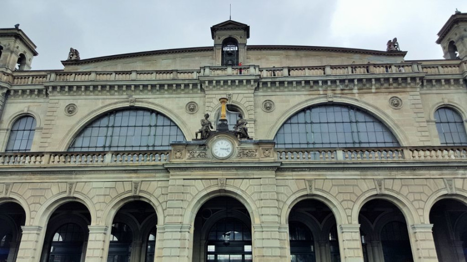 The frontage of Zurich Hb station by the Bahnhofplatz tram stops