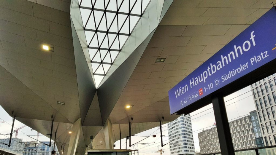 The clear direction signage on the platforms/tracks at Wien Hbf