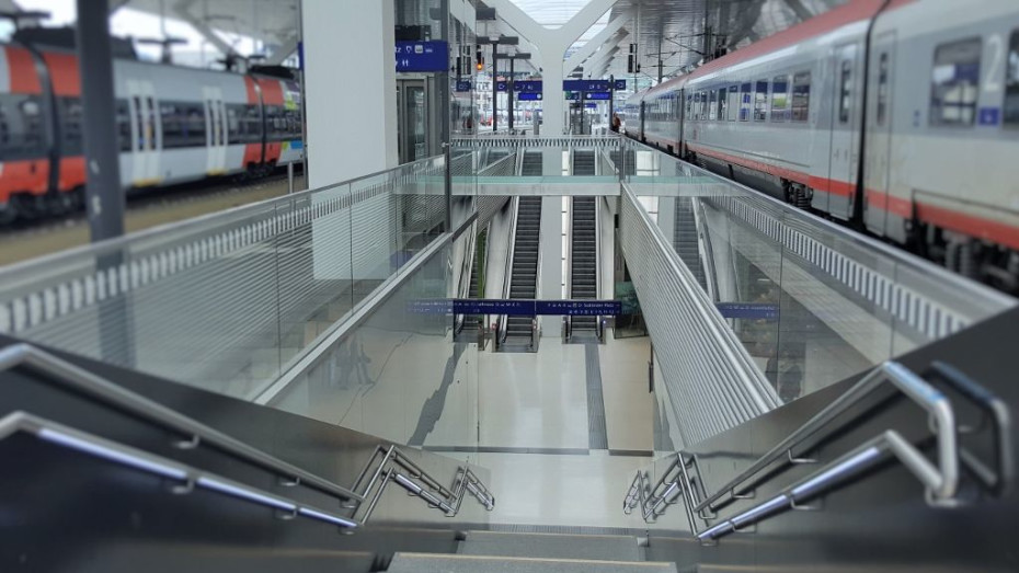 Looking down on the passage way beneath the platforms/tracks/gleis