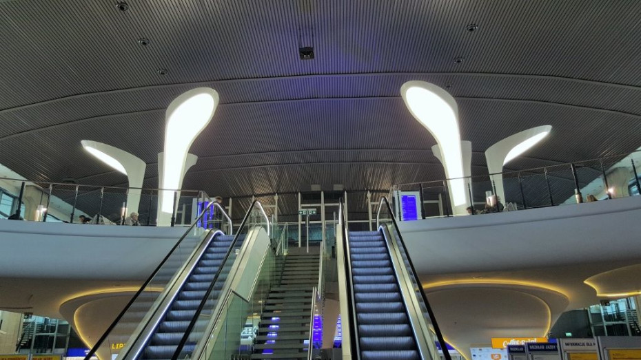 The escalators up to the waiting area on the main concourse at Warszawa Centralna