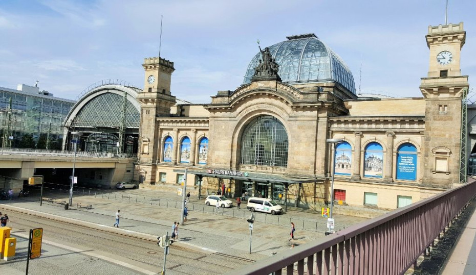 The main street entrance to Dresden Hbf looking down from gleis 17