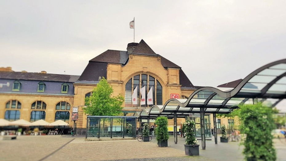 The main station building of Koblenz Hbf