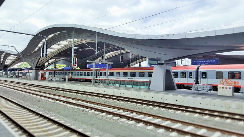 When Graz Hbf was modernised the platforms were given dramatic new canopies