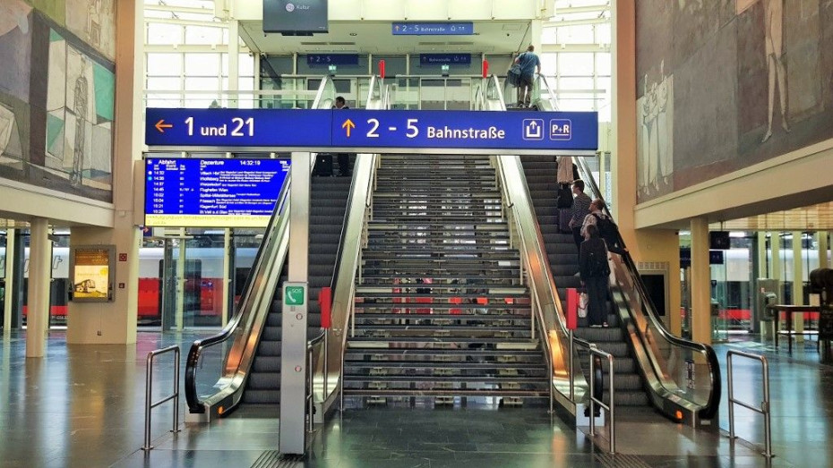 The entrance hall at Klagenfurt Hbf showing the access to gleis 2 - 5