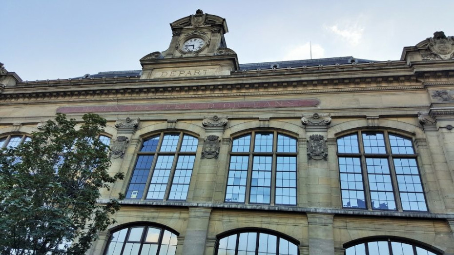 Exterior of Paris Austerlitz when approached from the Seine