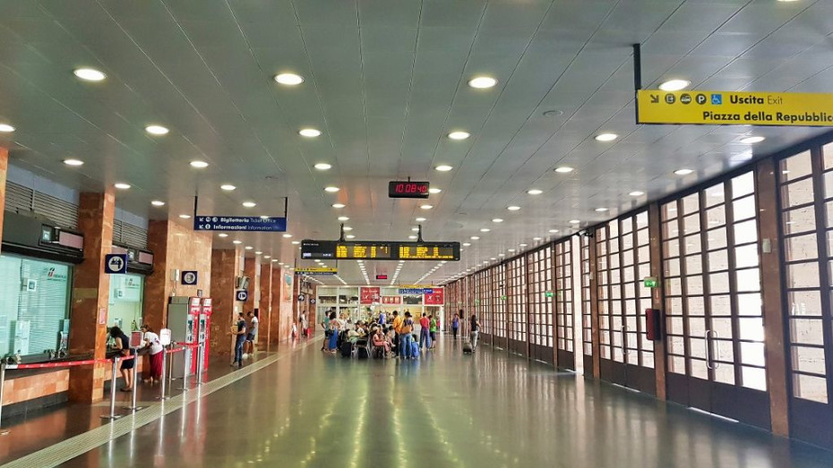 The main hall at Messina Centrale provides a cool location in which to await departure