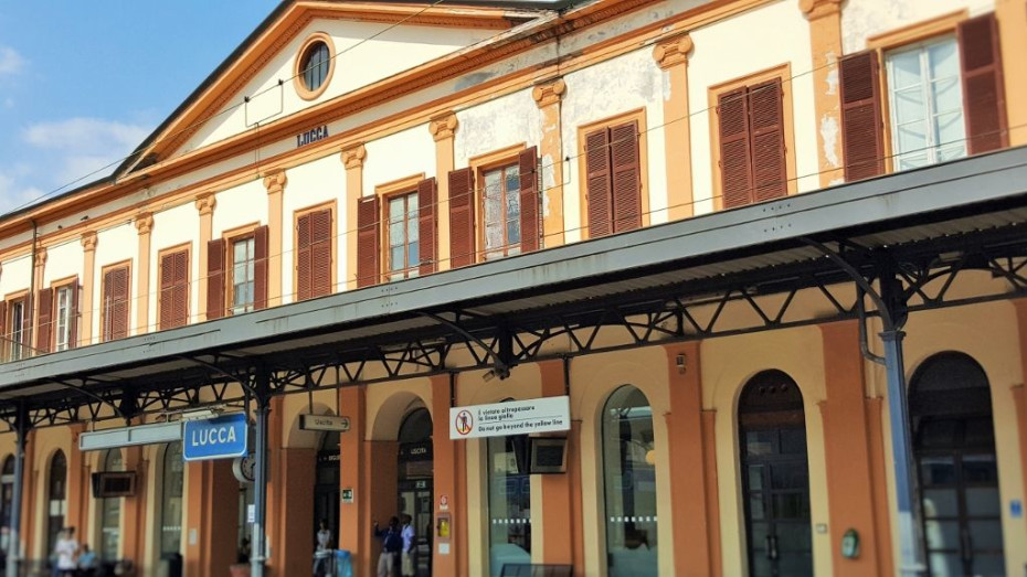 Lucca station seen from the binari/platforms
