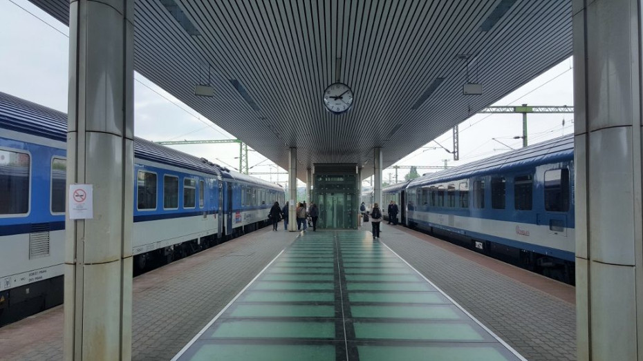 The platforms at Kelenfold are accessed by lifts and escalators