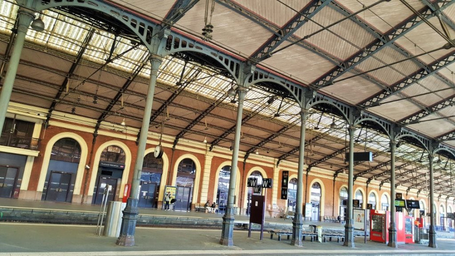 The voie/platforms under the roof at Toulouse Matabiau