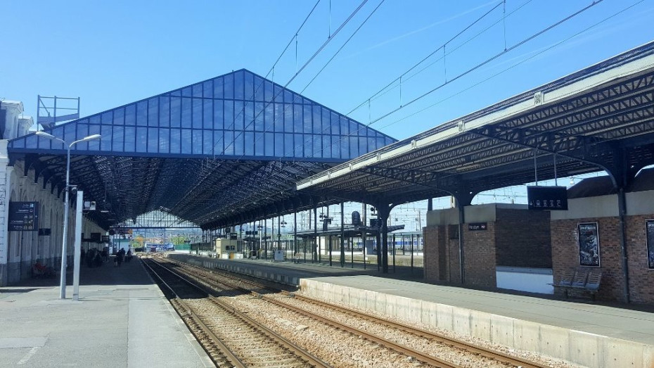 The TGVs to Paris usually depart from this voie attached to the main station building