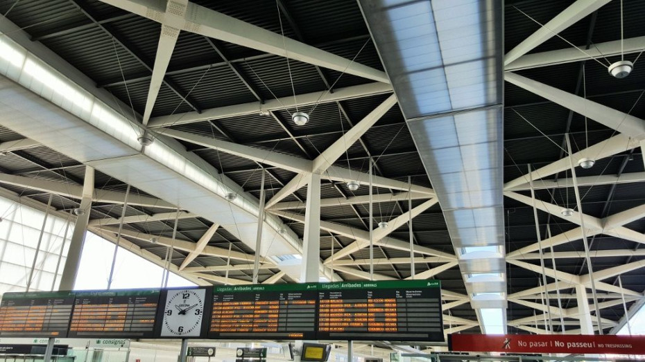 Looking from the concourse towards vias 1-6 at Joaquin Sorolla station