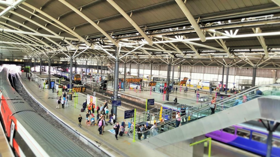 Looking across Leeds station from platform 8 - platform 17