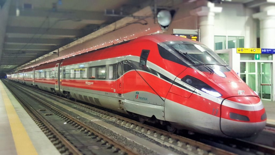 A Frecciarossa 1000 train has arrived in the AV (high-speed) station