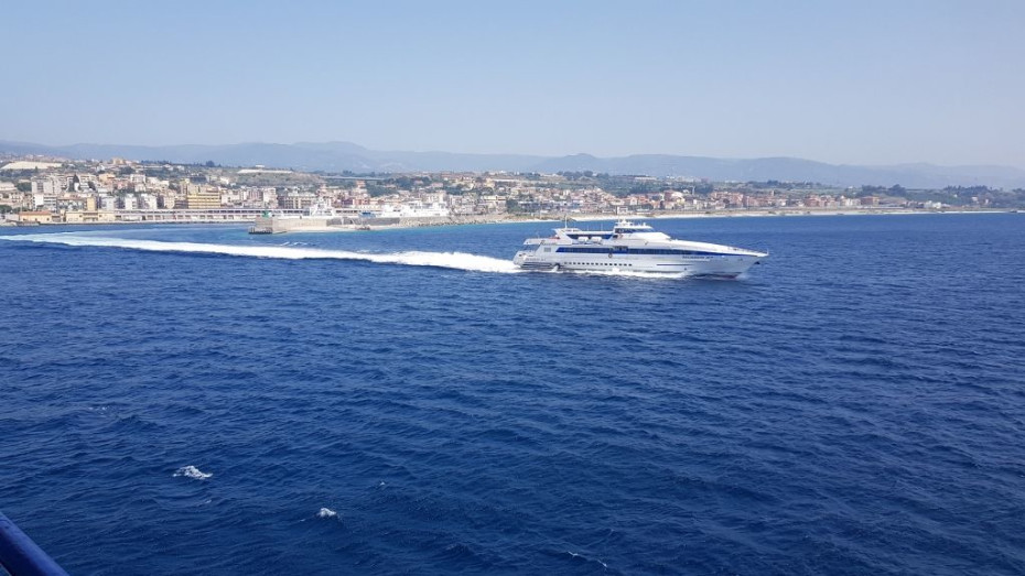 The fast ferry head to Messina from Villa San Giovanni