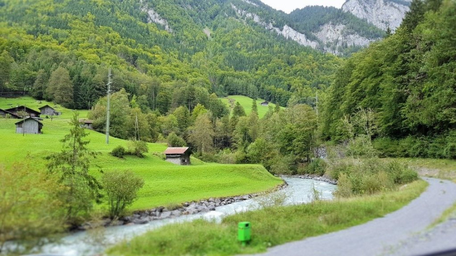 On the left between Zweilütschinen and Lutschental 