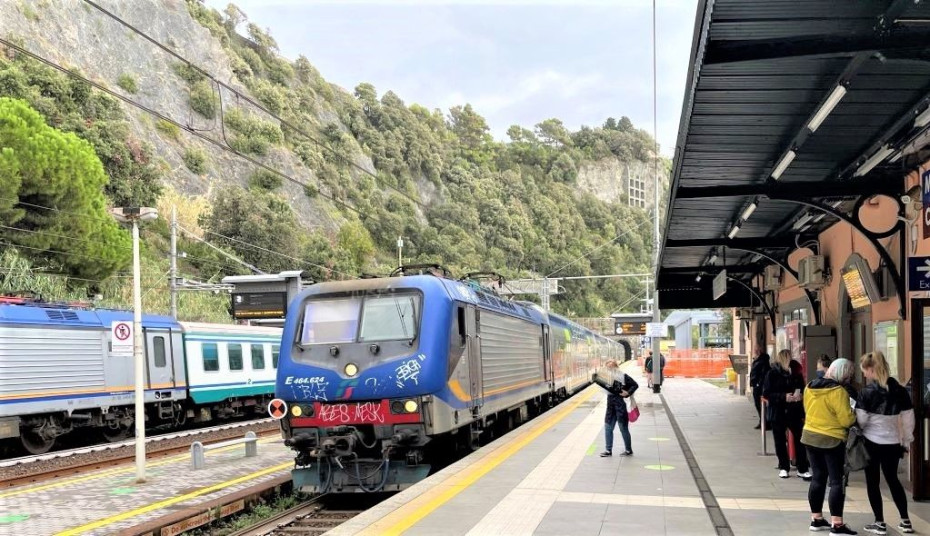 A train arrives in Monterosso