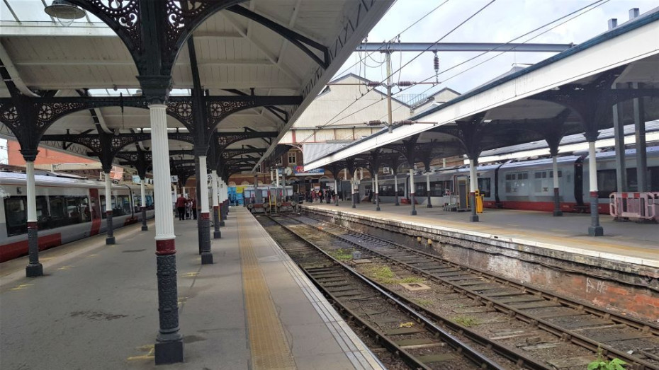Norwich is a terminus so the access to and from the trains is all on one level