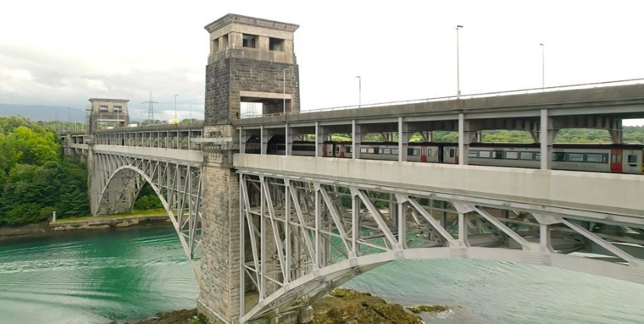 How to take a train from London to Holyhead