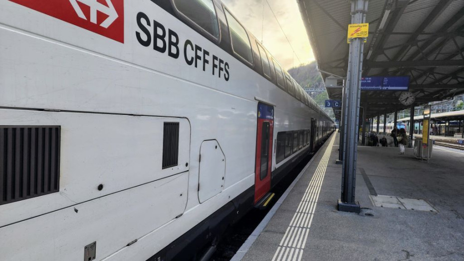 A IC 2000 train at Brig station