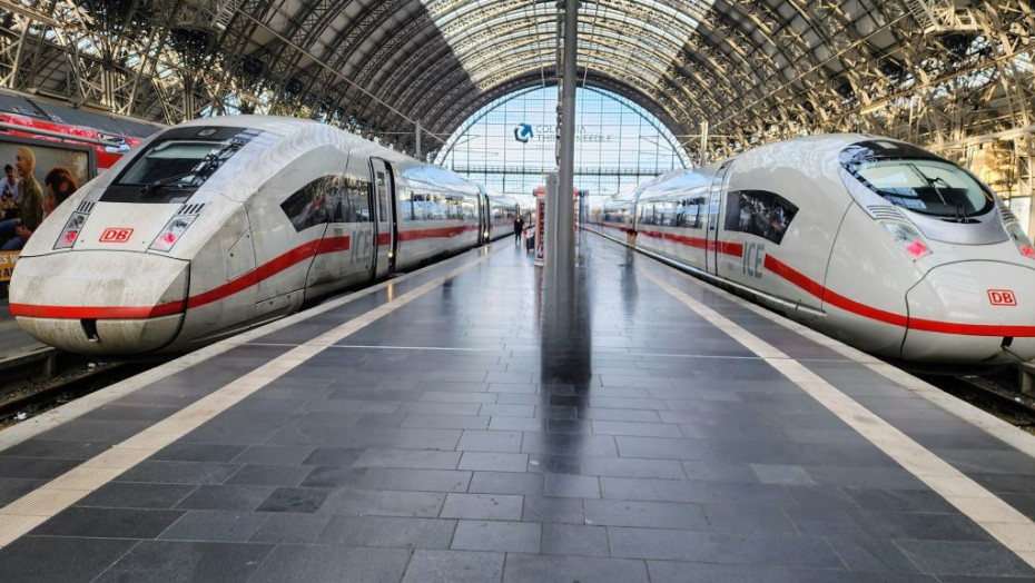 An ICE 4 rain and an ICE 3 neo train in Frankfurt (Main) Hbf