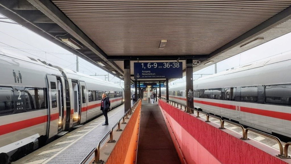 Connecting between ICE trains Fulda
