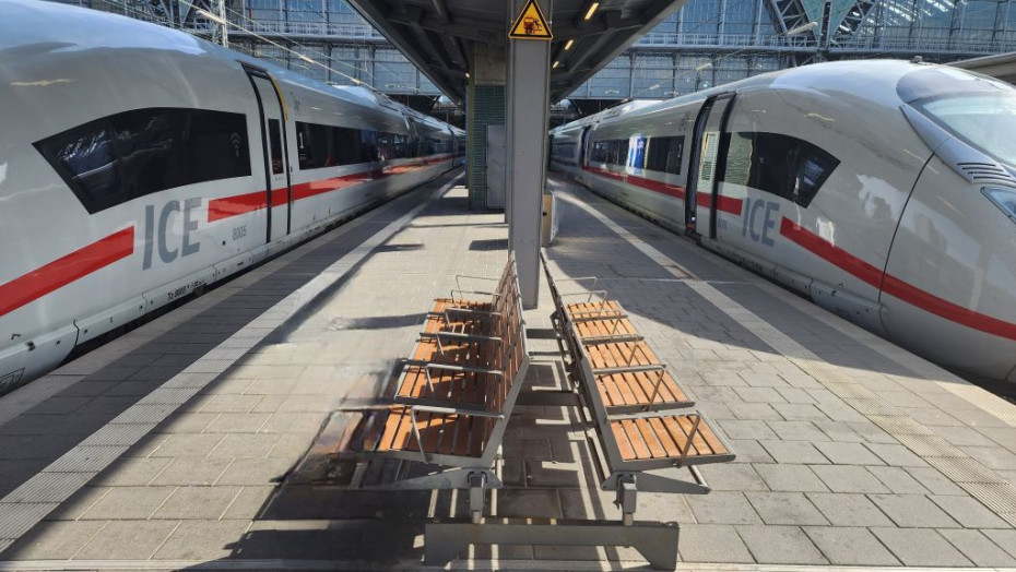 An IC3 Velaro train and an ICE 3neo train at Frankfurt (Main) Hbf