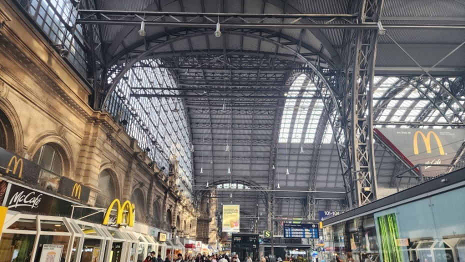 Looking across the concourse at Frankfurt (Main) Hbf
